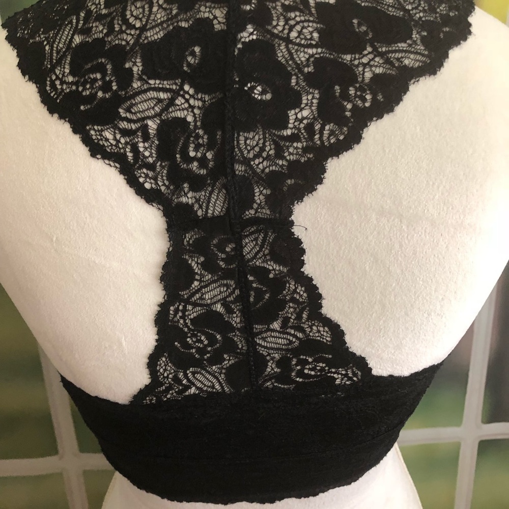 Stretch lace bralette with removable bra pads.